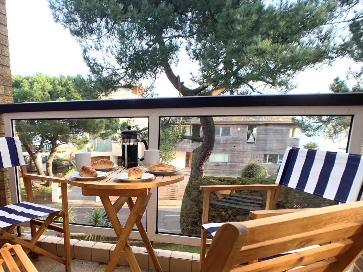Top Floor Sandbanks Apartment With Free Parking Just Minutes From The Beach And Bars Canford Cliffs Extérieur photo