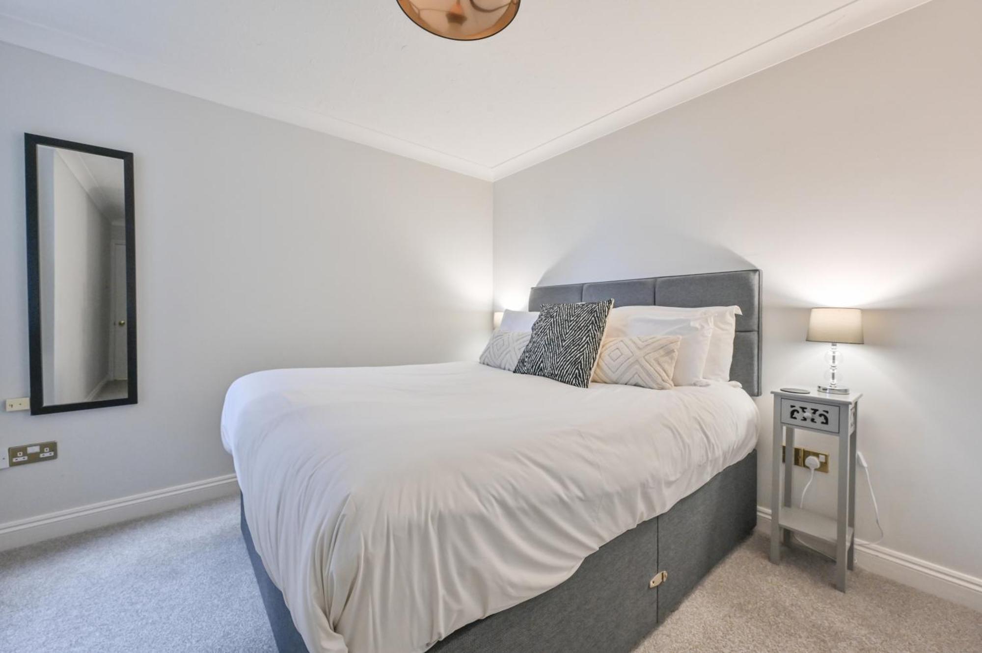 Top Floor Sandbanks Apartment With Free Parking Just Minutes From The Beach And Bars Canford Cliffs Extérieur photo