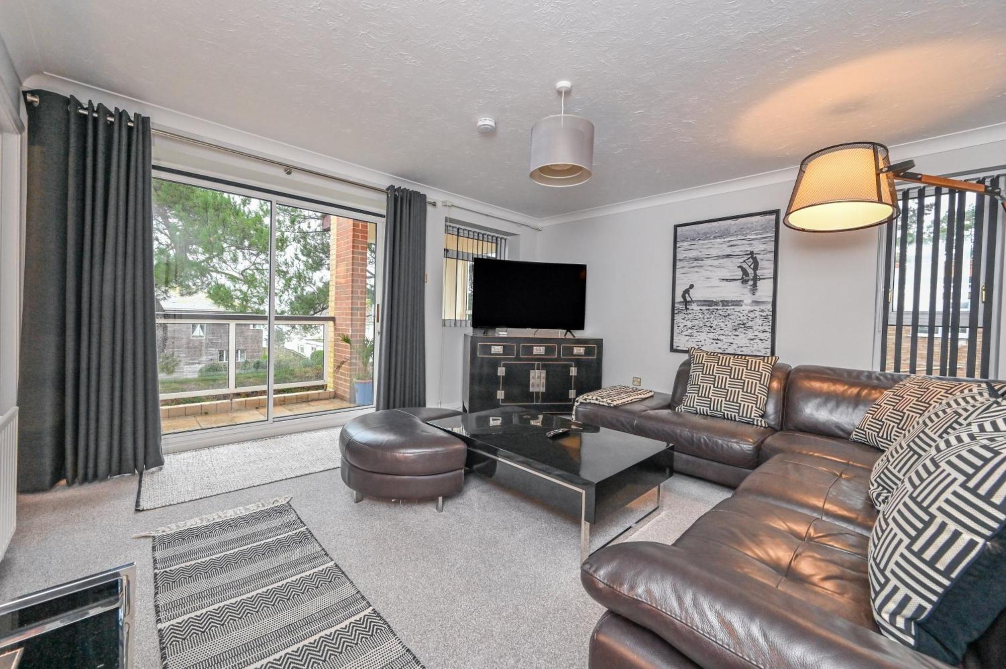 Top Floor Sandbanks Apartment With Free Parking Just Minutes From The Beach And Bars Canford Cliffs Extérieur photo