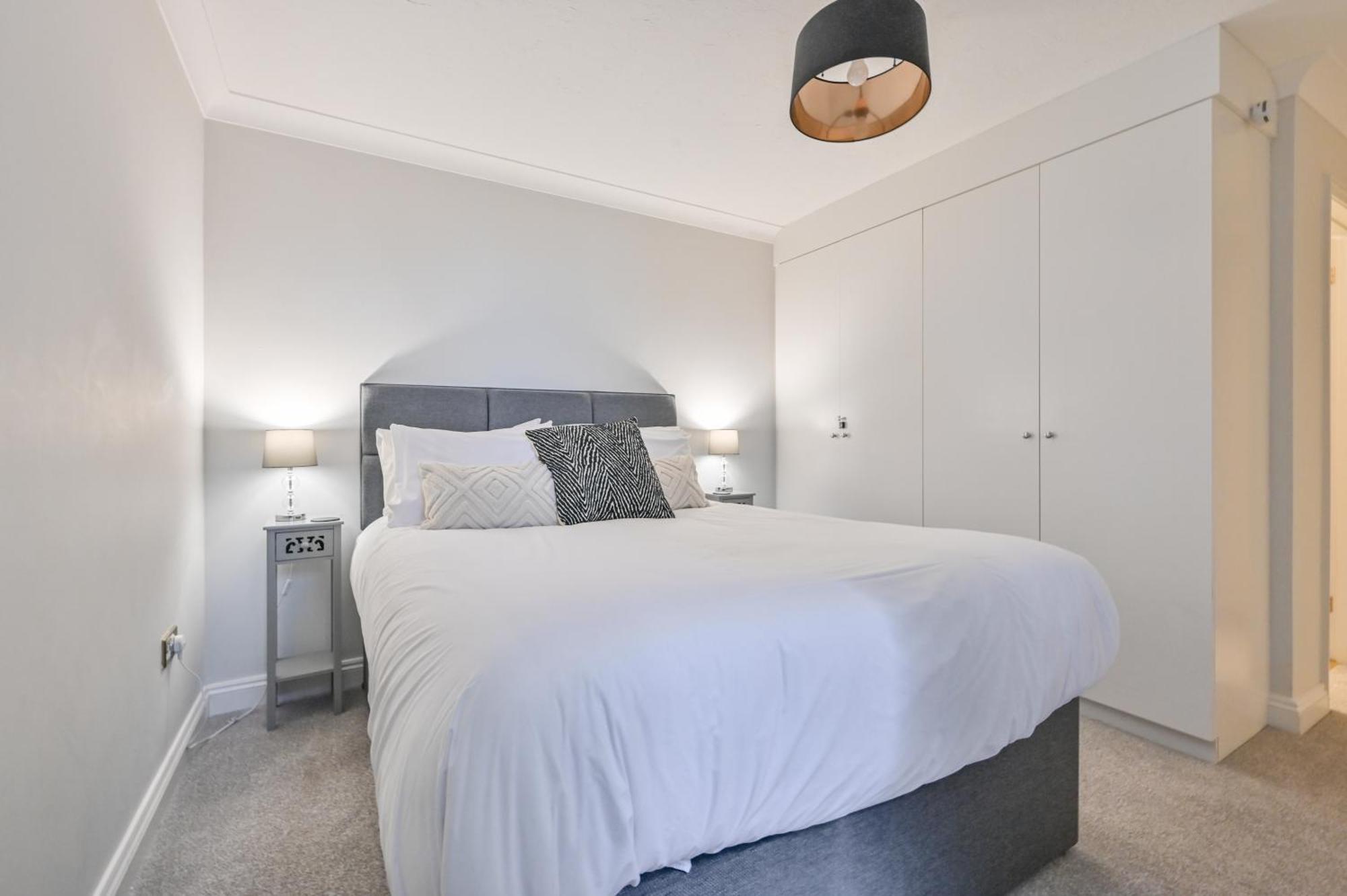 Top Floor Sandbanks Apartment With Free Parking Just Minutes From The Beach And Bars Canford Cliffs Extérieur photo