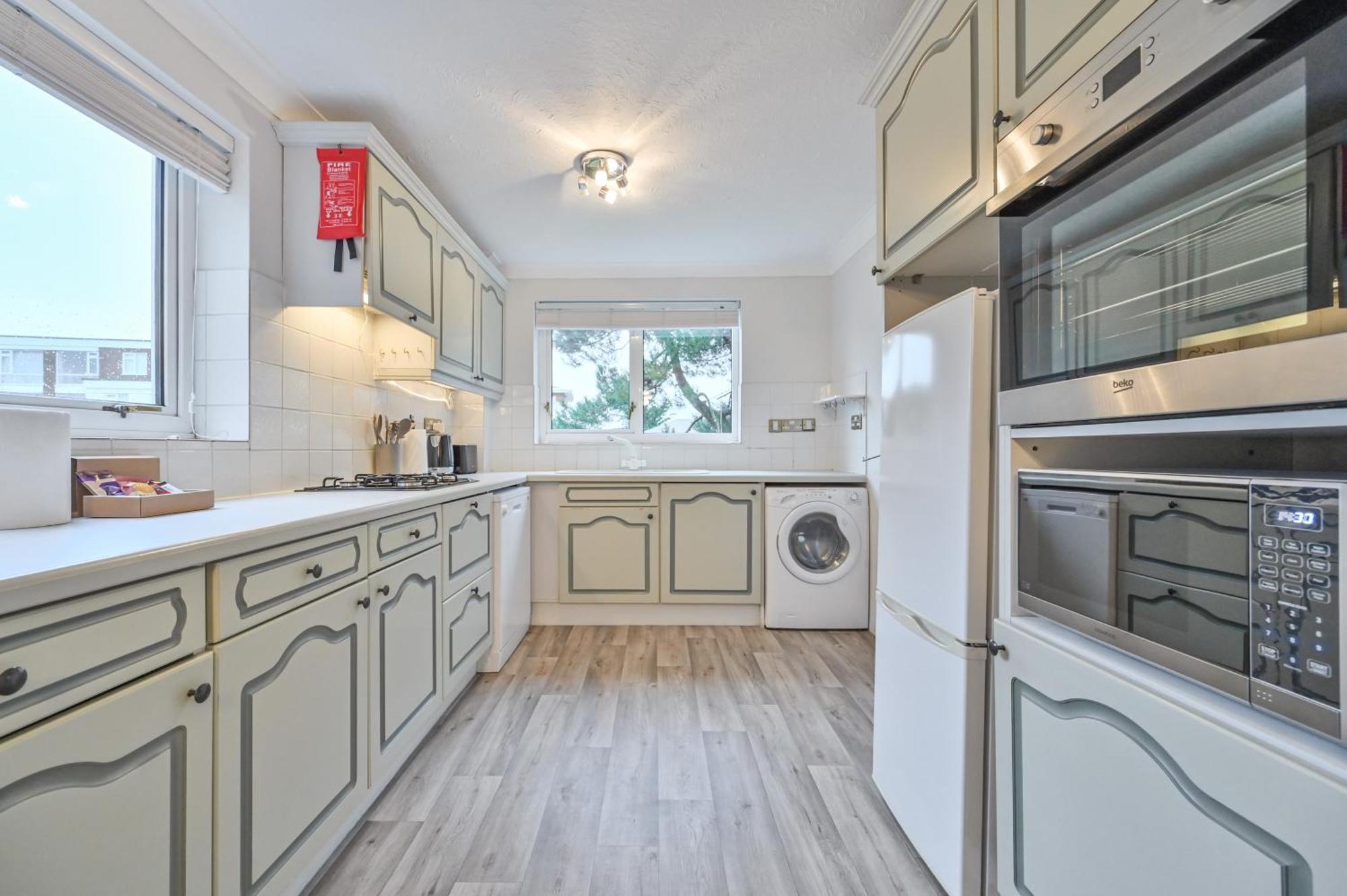 Top Floor Sandbanks Apartment With Free Parking Just Minutes From The Beach And Bars Canford Cliffs Extérieur photo